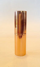 
                        
                          画像をギャラリービューアに読み込む, Charlotte Tilbury KISSING Lipstick Bitch Perfect
                        
                      