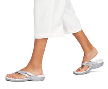 
                        
                          將圖片載入圖庫檢視器 Crocs Women's Capri Strappy Flip Flop | Casual Comfortable Sandals
                        
                      