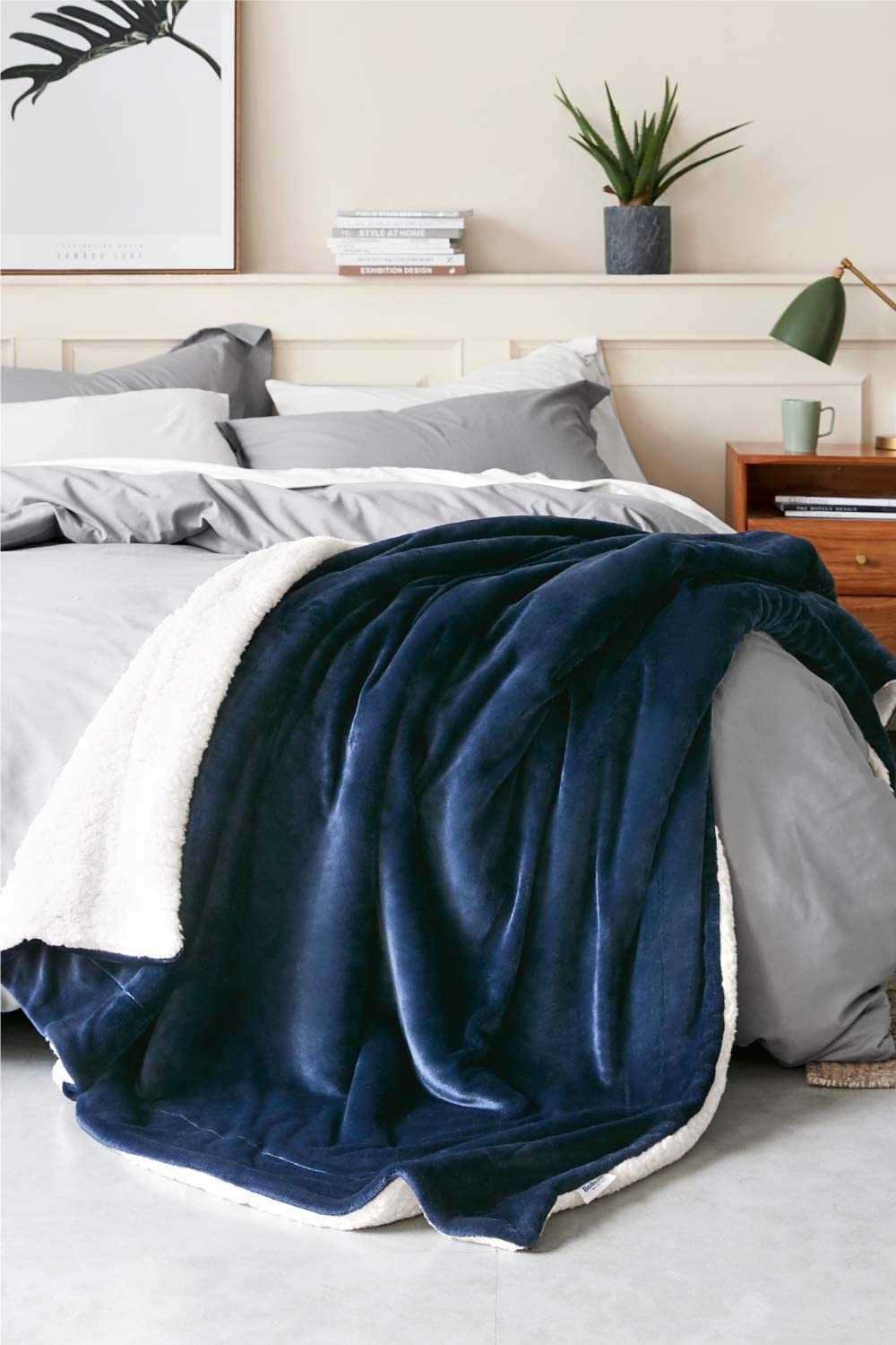 Bedsure Sherpa Fleece Blanket Throw Size Navy Lightweight Super Soft Cozy Luxury Bed Blanket Microfiber