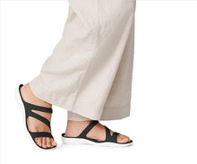 
                        
                          Load image into Gallery viewer, Crocs Women's Swiftwater Sandal Sport
                        
                      