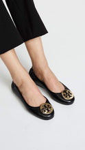 
                        
                          將圖片載入圖庫檢視器 Tory Burch Women's Minnie Travel Ballet Flats
                        
                      
