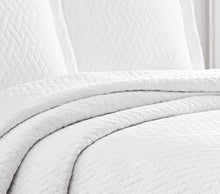 
                        
                          Load image into Gallery viewer, Tommy Bahama White Chevron Quilt Set, King, White
                        
                      