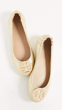 
                        
                          將圖片載入圖庫檢視器 Tory Burch Women's Minnie Travel Ballet Flats
                        
                      
