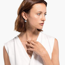 
                        
                          画像をギャラリービューアに読み込む, Swarovski Dancing Swan Pierced Earrings - JOY2ESpree
                        
                      