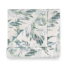 
                        
                          Cargar imagen en el visor de la galería, Tommy Bahama Wallpaper Leaves Ultra Soft Plush Throw, 50x70, Green
                        
                      