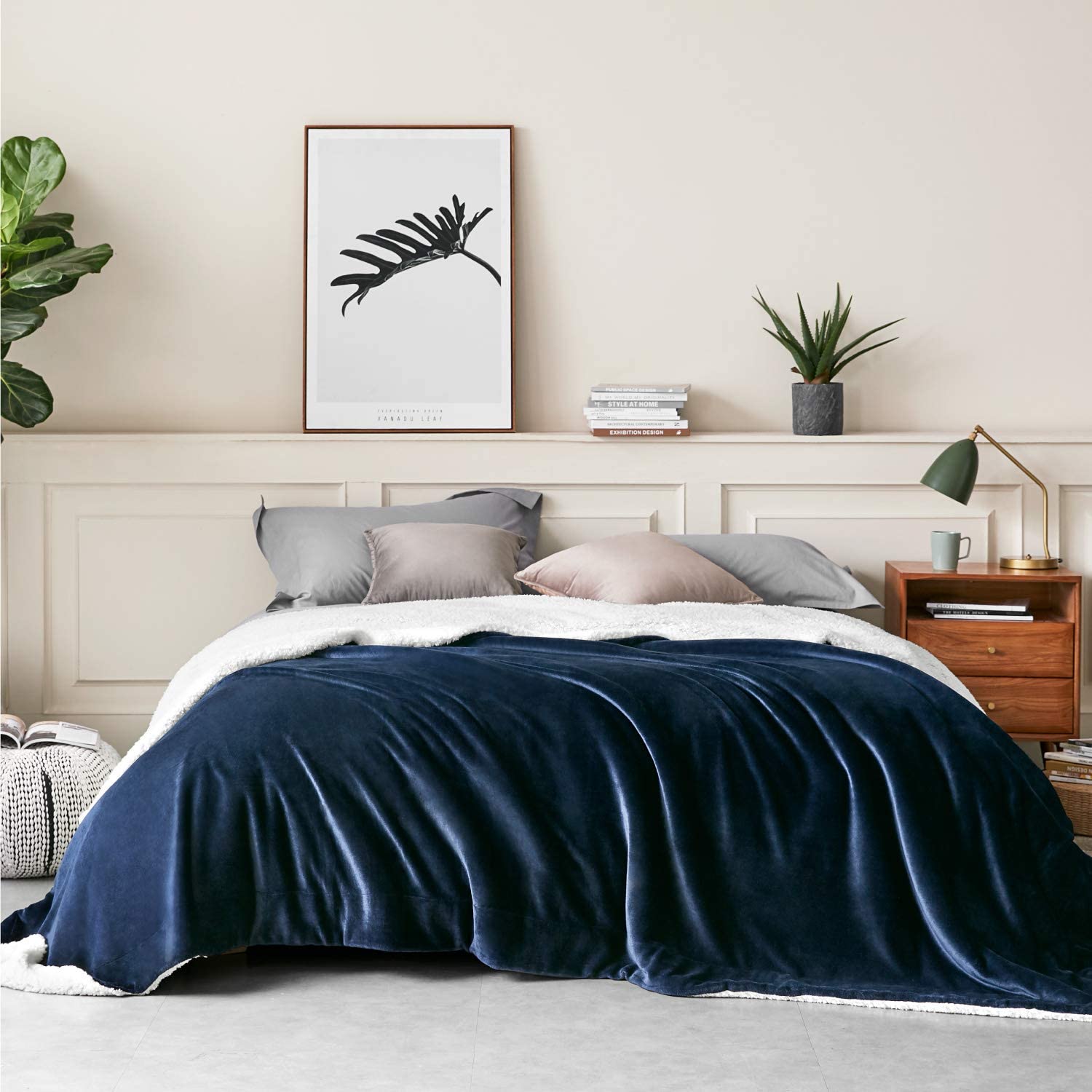 Bedsure Sherpa Fleece Blanket Throw Size Navy Lightweight Super Soft Cozy Luxury Bed Blanket Microfiber
