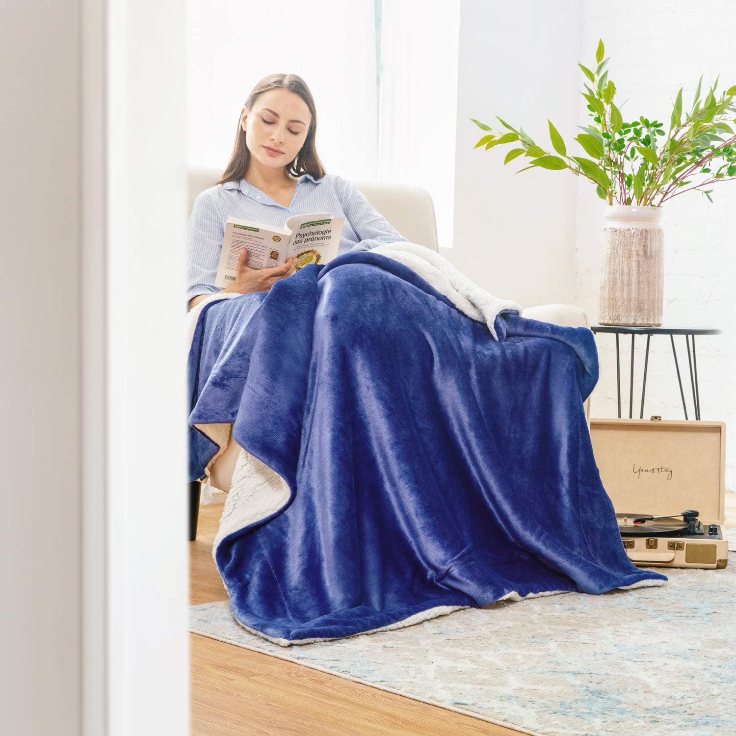Bedsure Sherpa Fleece Blanket Throw Size Navy Lightweight Super Soft Cozy Luxury Bed Blanket Microfiber