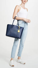 
                        
                          गैलरी व्यूवर में इमेज लोड करें, Tory Burch Women's Perry Tote
                        
                      