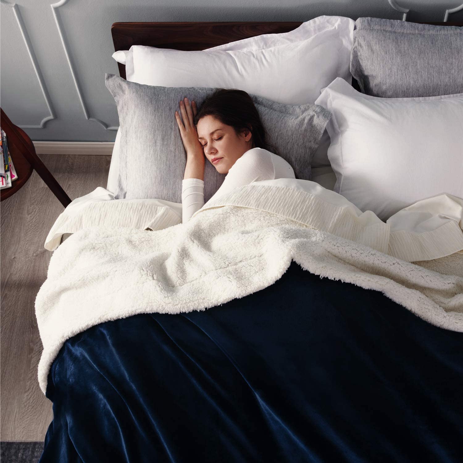 Bedsure Sherpa Fleece Blanket Throw Size Navy Lightweight Super Soft Cozy Luxury Bed Blanket Microfiber