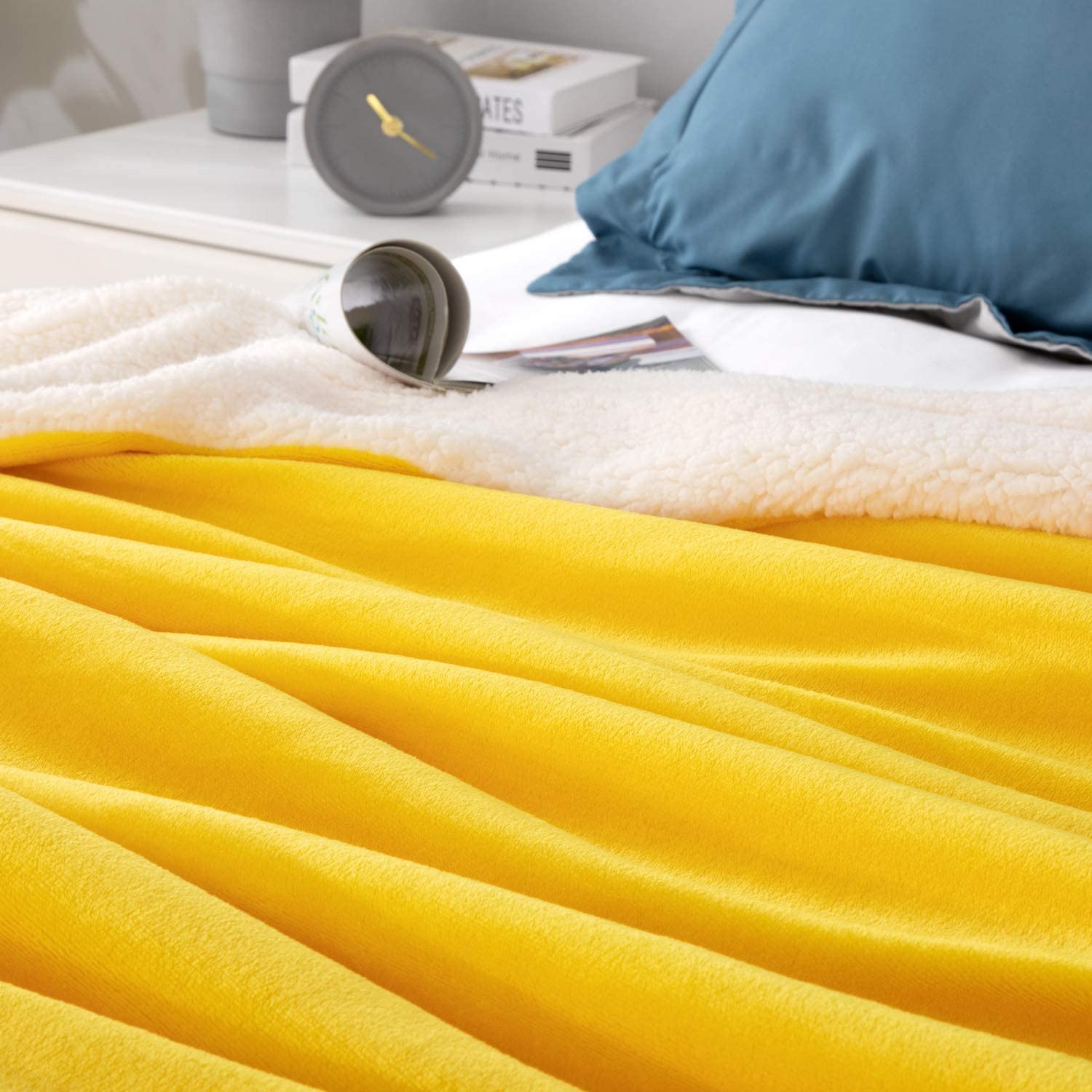Bedsure Sherpa Fleece Blanket Throw Size Navy Lightweight Super Soft Cozy Luxury Bed Blanket Microfiber