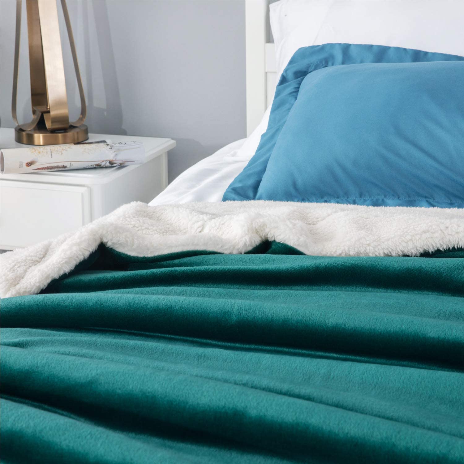 Bedsure Sherpa Fleece Blanket Throw Size Navy Lightweight Super Soft Cozy Luxury Bed Blanket Microfiber