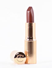 
                        
                          Cargar imagen en el visor de la galería, Charlotte Tilbury Matte Revolution Luminous Lipstick - Birkin Brown - Full Size
                        
                      