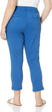 
                        
                          Cargar imagen en el visor de la galería, Jag Jeans Women's Plus Size Flora Chino Crop
                        
                      