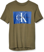 
                        
                          Cargar imagen en el visor de la galería, Calvin Klein Men's Short Sleeve Monogram Logo T-Shirt
                        
                      