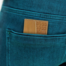 
                        
                          Load image into Gallery viewer, Tommy Bahama Men's 100% Leather Slim Card Case Carrier Wallet
                        
                      